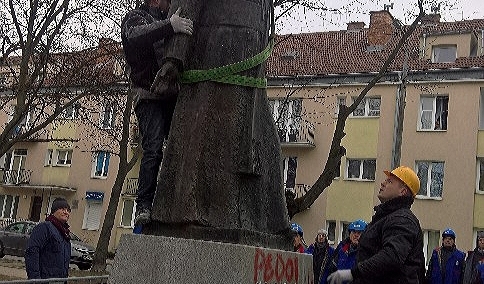 Pomnik ks. prałata Henryka Jankowskiego znów stoi