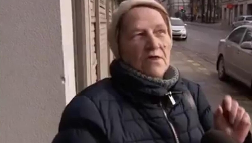 [video] Starsza kobieta o Niesiołowskim: "Bardzo fajny facet. Jakby mnie tylko chciał, to bym..."