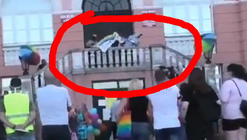 Kibice "rozwiązali" manifestację LGBT. Aktywiści LGBT wyzywali policjantów, nagle zapragnęli ich ochrony