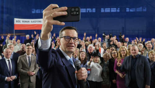Mateusz Morawiecki i tłum za nim