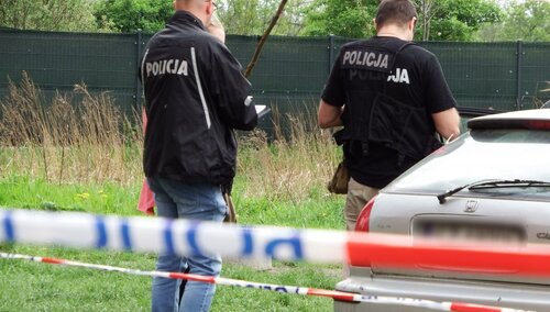 Znalazł w lesie granat. Nie wiedział co z nim zrobić, więc... zaniósł go na policję