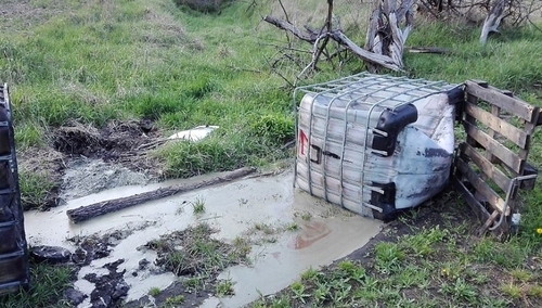 Miasto nie usunęło porzuconych beczek z podejrzaną cieczą, a strażacy potwierdzili nieprawdę w raporcie