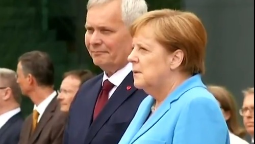 [Wideo] Angela Merkel po raz kolejny dostaje ataku drgawek