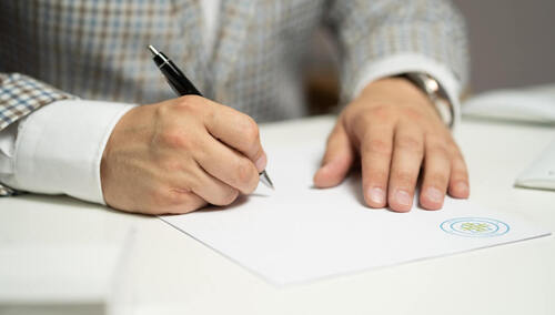 Ręka, długopis i dokument