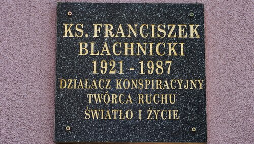 Tablica upamiętniająca księdza Franciszka Blachnickiego na elewacji budynku Szkoły Podstawowej nr 10 im. Marii Skłodowskiej-Curie przy ulicy księdza Franciszka Blachnickiego 1 w Krakowie.