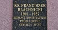 Tablica upamiętniająca księdza Franciszka Blachnickiego na elewacji budynku Szkoły Podstawowej nr 10 im. Marii Skłodowskiej-Curie przy ulicy księdza Franciszka Blachnickiego 1 w Krakowie.