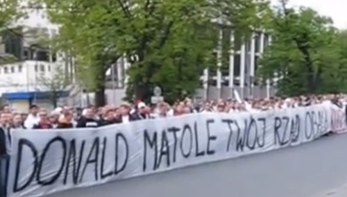 [Tylko u nas] Krzysztof Świątek: Transparent z Donaldem do galerii sztuki