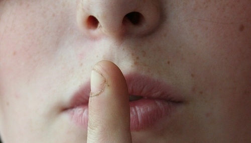 Lewicowy publicysta o tuszowaniu pedofilii w showbiznesie: "Afera zamiatana przez Wyborczą i Oko.press"