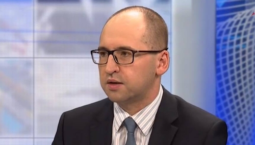 Adam Bielan czeka na raport PIP ws. przestrzegania prawa pracy przez francuskie koncerny w Polsce