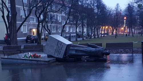 Jest akt oskarżenia ws. znieważenia pomnika ks. Jankowskiego. Sprawcom grozi do 5 lat więzienia