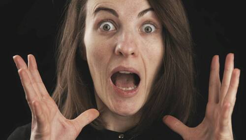 Przestraszona kobieta - zdjęcie ilustracyjne