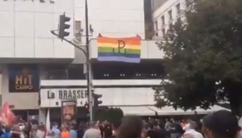 Są zdjęcia tych, którzy podczas Marszu Powstania wywiesili tęczową flagę z Polską Walczącą