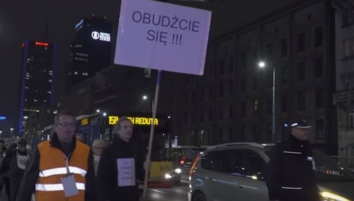 "To nie 500+ zwrócił Polakom godność. Uczynił to Piotr S". Kontrowersyjny tekst na TOKFM.pl wzburzył sieć
