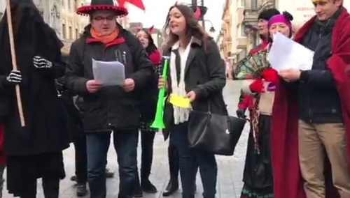 "Obrońcy demokracji" śpiewają "kolędę": "Pójdźmy wszyscy do stajenki, do KONUSA i panienki..." [video]