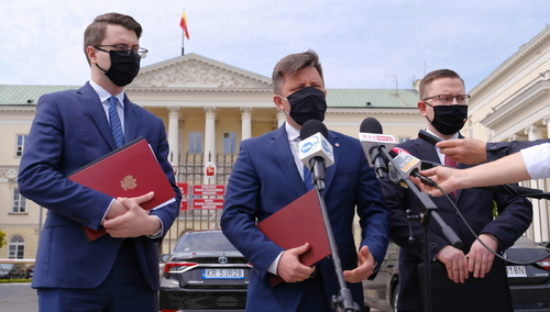 Warszawa: Ministrowie weszli do ratusza. "Apeluję do prezydenta Trzaskowskiego, aby wrócił do obowiązków"