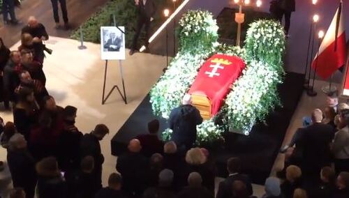 [video] Trumna z ciałem Pawła Adamowicza stoi już w Europejskim Centrum Solidarności