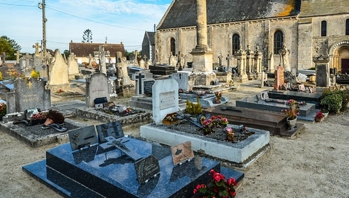 Zdewastowano cmentarz katolicki w Gard we Francji. Sześćdziesiąt połamanych krzyży