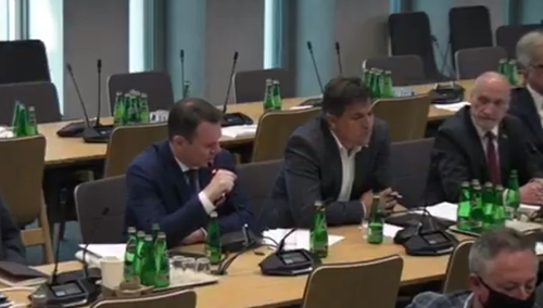 [video] "Chciałbym oddać pokłon ministrowi Macierewiczowi". Mocne wystąpienie D. Tarczyńskiego na komisji