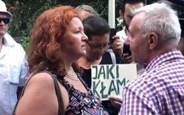 [video] "Obrończyni demokracji" szarpie starszego człowieka próbującego wyminąć demostrację