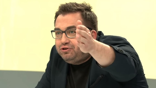 "Jak następnym razem będę na spotkaniu z Twoimi szefami w Monachium..." Węglarczyk grozi internaucie