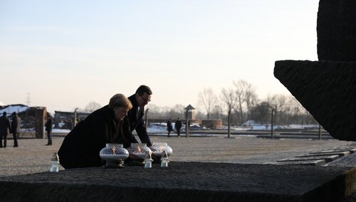 "Jesteśmy zobowiązani, żeby tę pamięć pielęgnować". Wizyta Morawieckiego i Merkel w Auschwitz