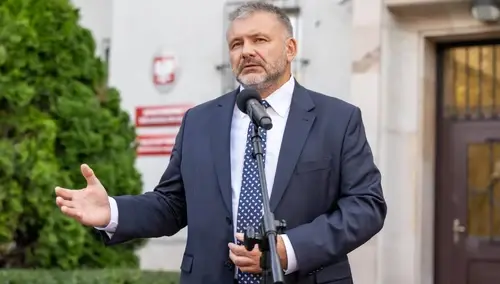 Waldemar Żurek przemawiający na konferencji prasowej