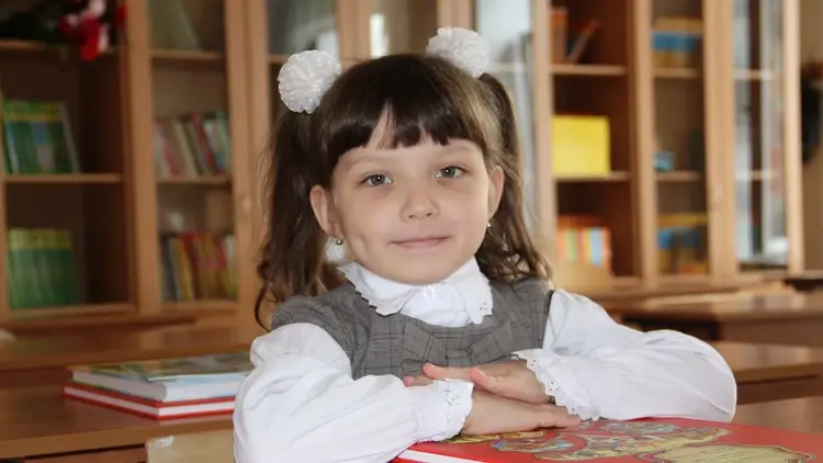 Dziewczynka rozpoczynająca szkołę