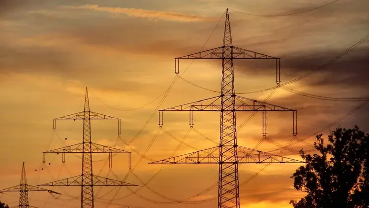 Słupy z linią energetyczną