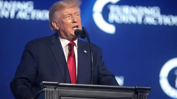 Donald Trump przemawiający na wiecu wyborczym