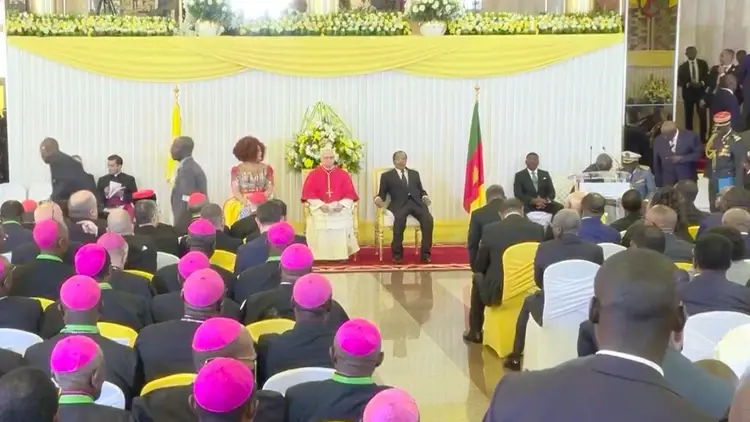 Papież Leon XIV w czasie ceremonii powitania w Kamerunie