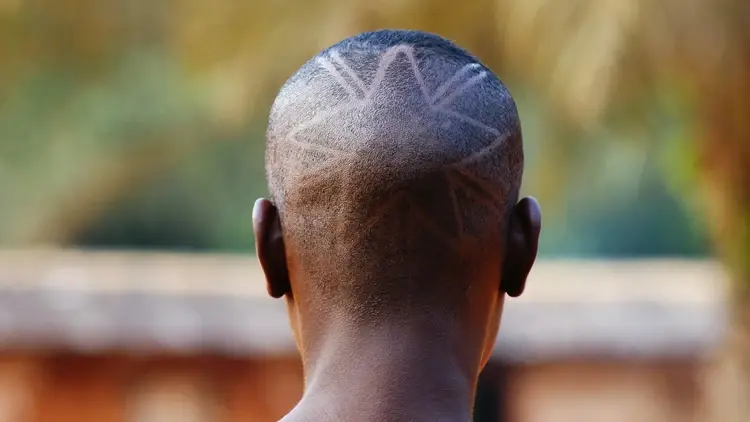 osoba z fryzurą w kształcie flagi Kamerunu