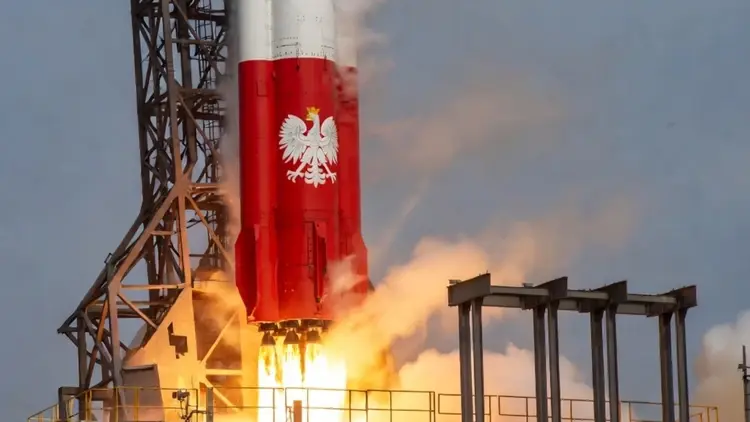 Rakieta w polskich barwach narodowych startuje z kosmodromu