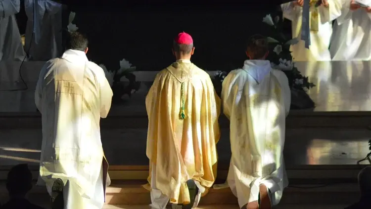 Biskup klęczący przy ołtarzu w czasie święceń