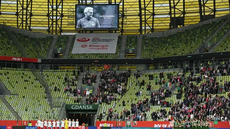 Uczczenie minutą ciszy Jacka Magiery przed meczem piłkarek reprezentacji Polski i Irlandii