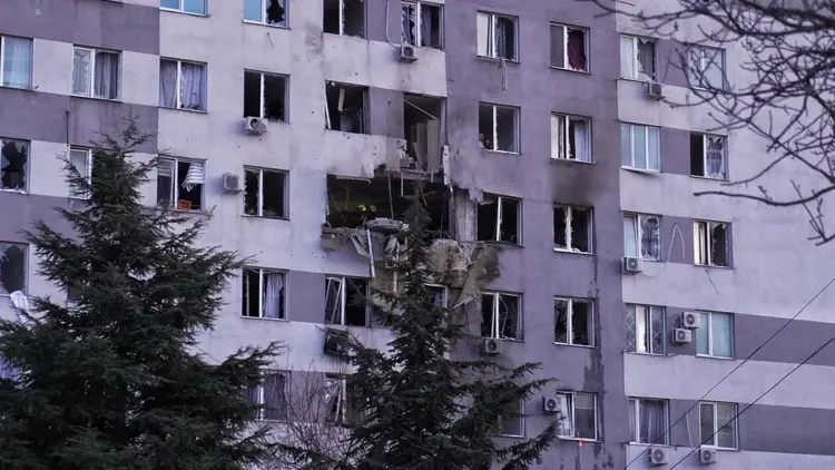 Zniszczony budynek mieszkalny po ataku rakietowym na Odessę