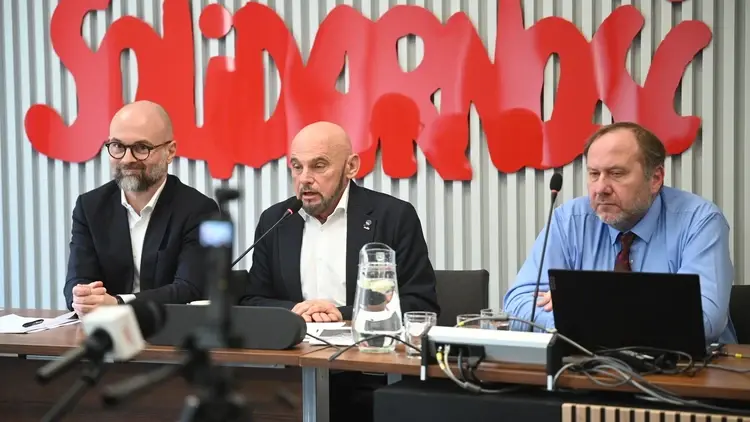 Tomasz Boguszewicz, Alfred Bujara, Janusz Kudła podczas konferencji prezentującej raport o franczyzie