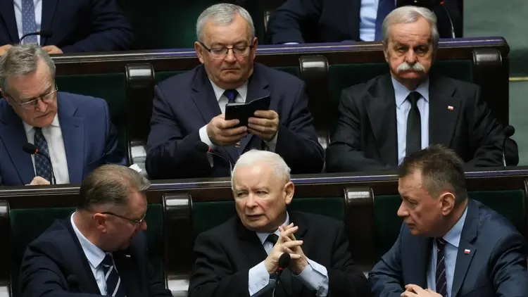 Jarosław Kaczyński w Sejmie rozmawia z posłami PiS