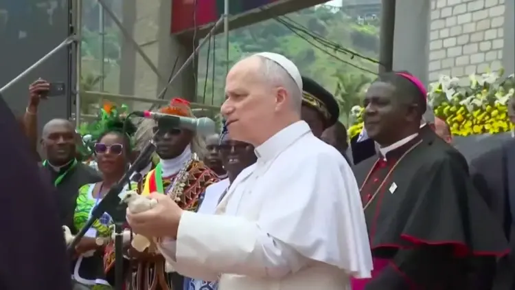 Leon XIV wypuszcza gołębia pokoju po przybyciu do Bamendy