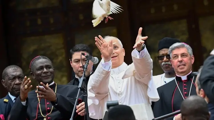 Leon XIV puszcza gołębia pokoju podczas w Kamerunie