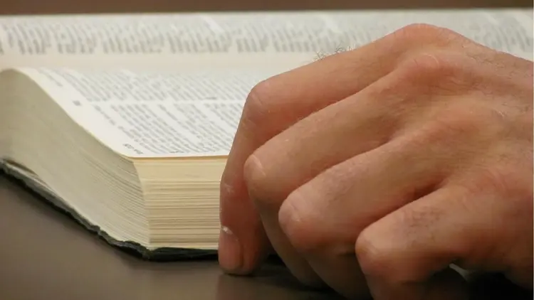 Mężczyzna czytający Pismo Święte