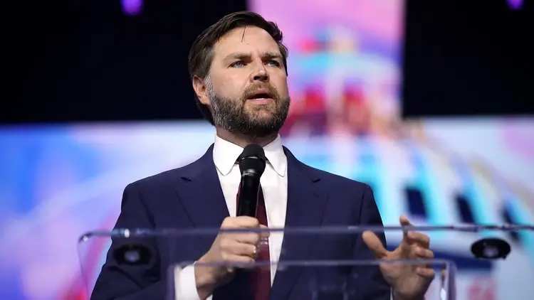 J.D. Vance przemawiający na wiecu wyborczym