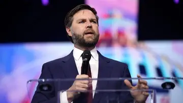 J.D. Vance przemawiający na wiecu wyborczym