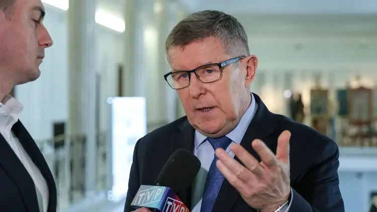 Poseł PiS Zbigniew Kuźmiuk w kuluarach Sejmu