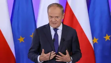 Donald Tusk przemawiający na konferencji prasowej
