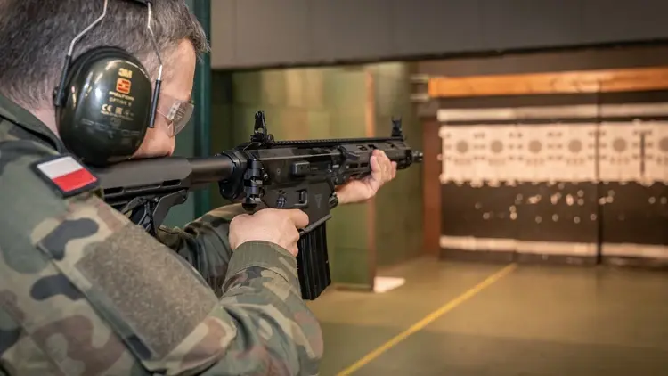 Żołnierz strzelający z broni