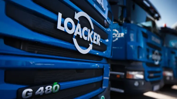 Samochody ciężarowe stojące na parkingu