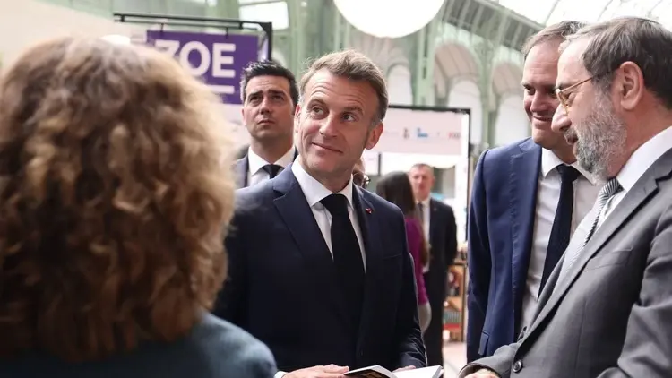 Emmanuel Macron trzyma książkę 