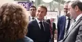 Emmanuel Macron trzyma książkę 
