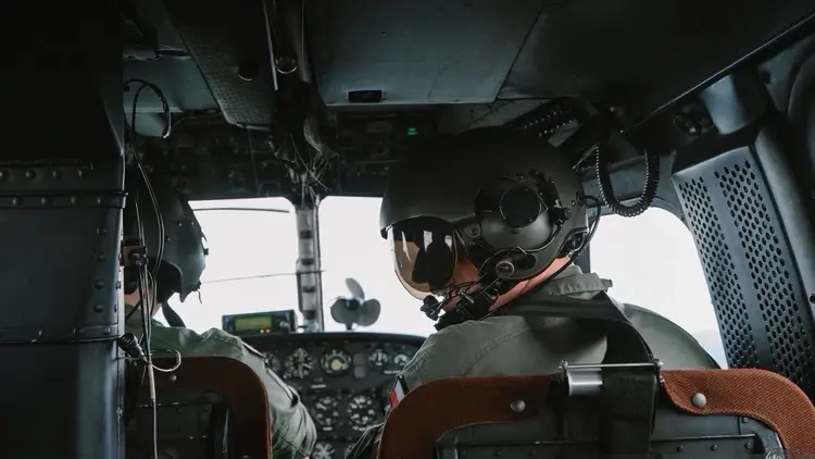 Piloci śmigłowca bojowego we wnętrzu maszyny