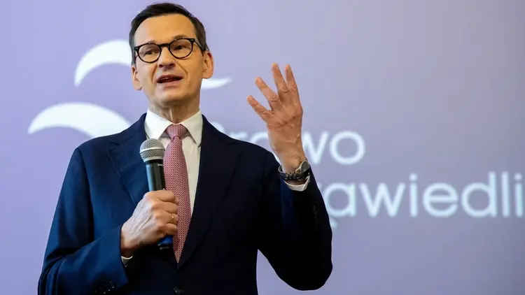 Mateusz Morawiecki przemawia do mikrofonu i gestykuluje na spotkaniu z wyborcami